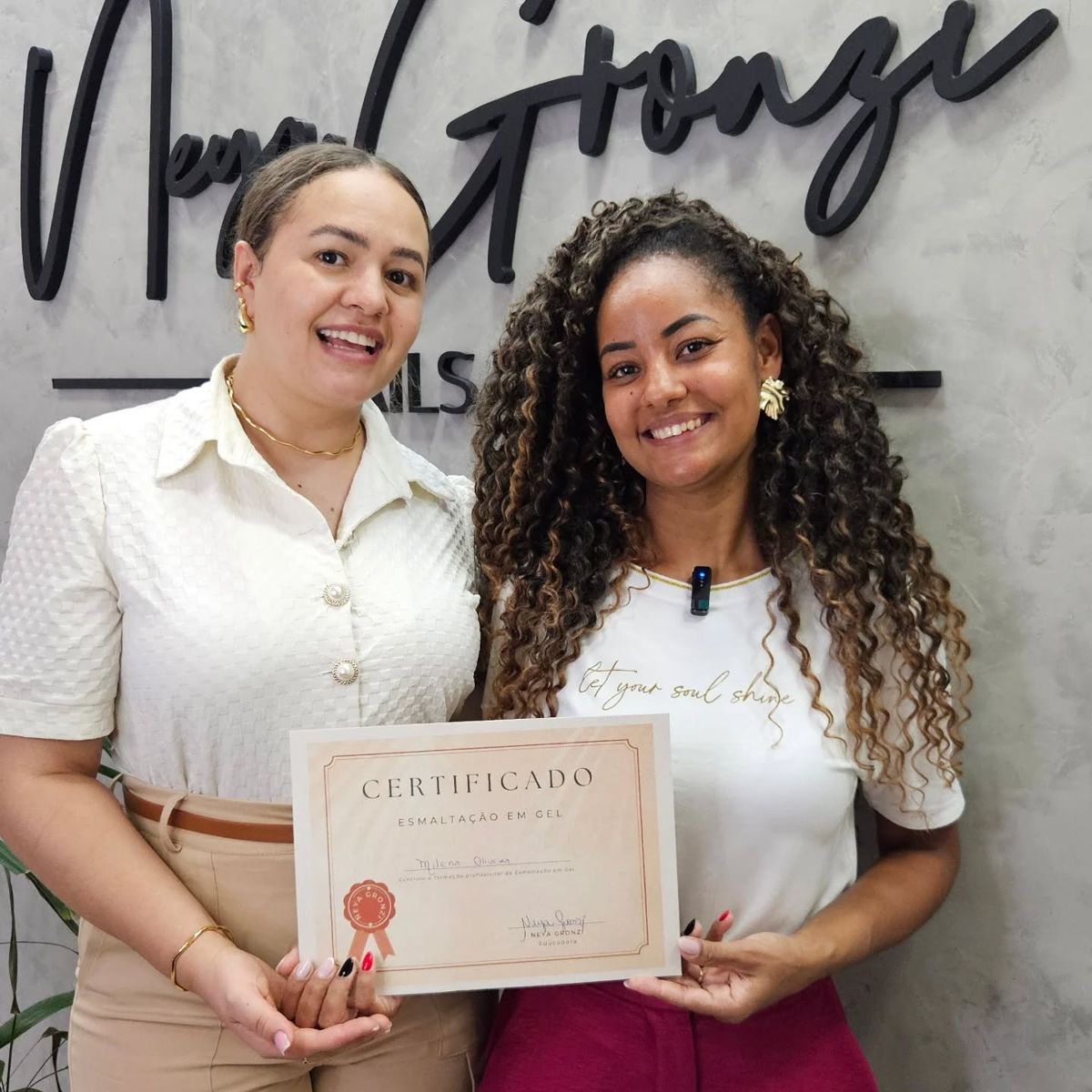 Aluna com certificado
