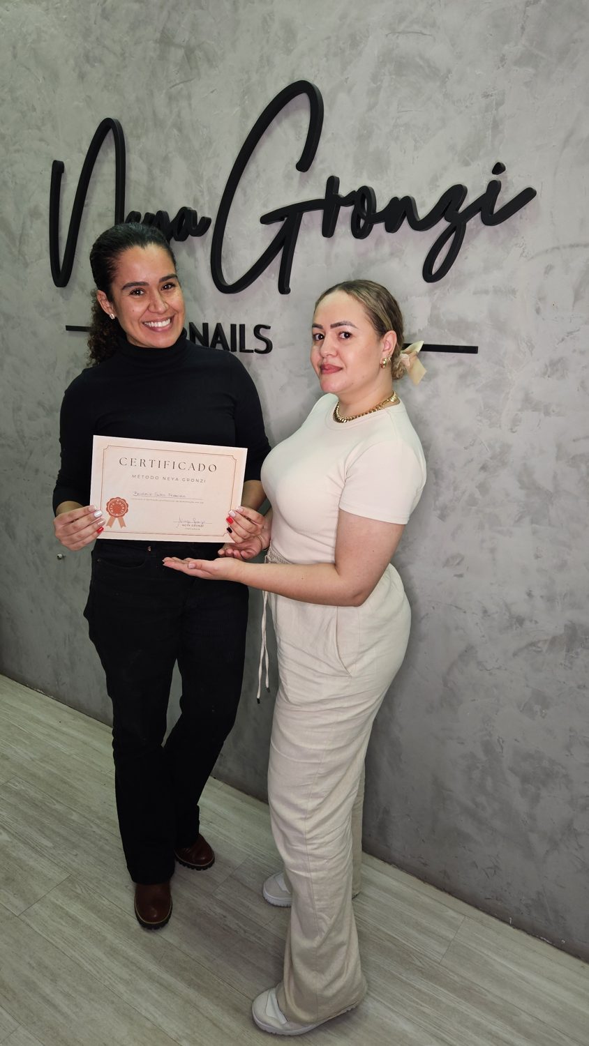 Aluna recebendo o certificado do Método Neya Gronzi